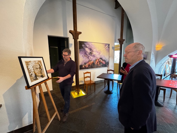 Ein Bild, das Kleidung, Wand, Bild, Mann enthält.
KI-generierte Inhalte können fehlerhaft sein.