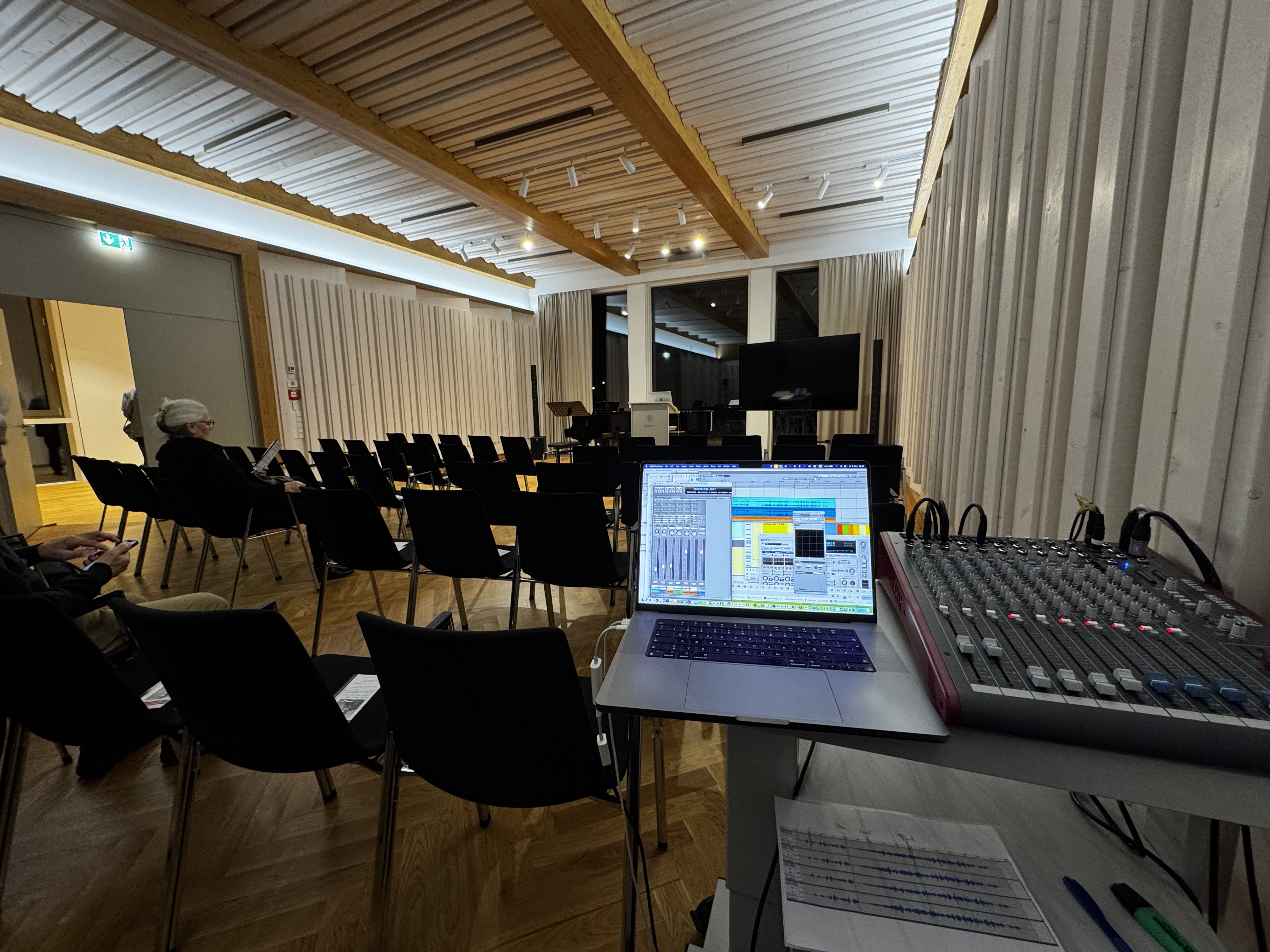 Ein Bild, das Im Haus, Mobiliar, computer, Computer enthält.

KI-generierte Inhalte können fehlerhaft sein.