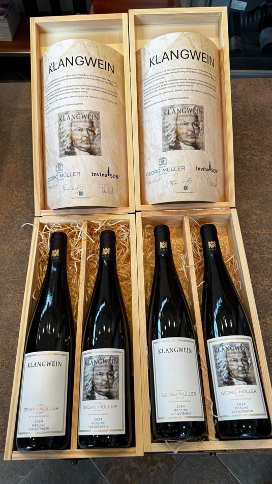 Ein Bild, das Wein, Flasche, Drink, Im Haus enthält.

KI-generierte Inhalte können fehlerhaft sein.